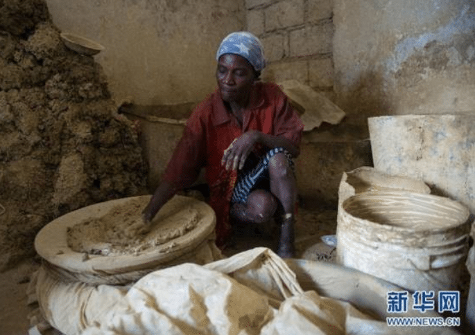 [VIDEO] Kerana Terlalu Daif, Masyarakat Haiti Terpaksa Makan Biskut ‘Tanah’ Untuk Mengisi Perut?