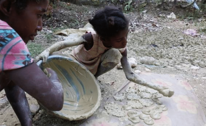 [VIDEO] Kerana Terlalu Daif, Masyarakat Haiti Terpaksa Makan Biskut ‘Tanah’ Untuk Mengisi Perut?