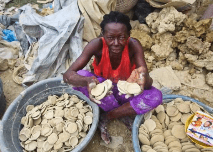 [VIDEO] Kerana Terlalu Daif, Masyarakat Haiti Terpaksa Makan Biskut ‘Tanah’ Untuk Mengisi Perut?