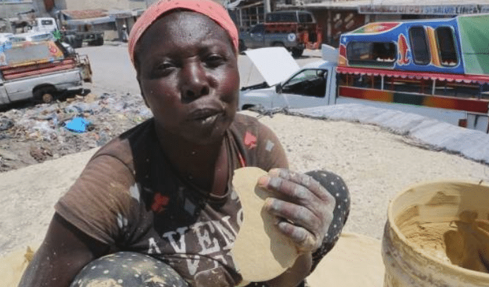 [VIDEO] Kerana Terlalu Daif, Masyarakat Haiti Terpaksa Makan Biskut ‘Tanah’ Untuk Mengisi Perut?