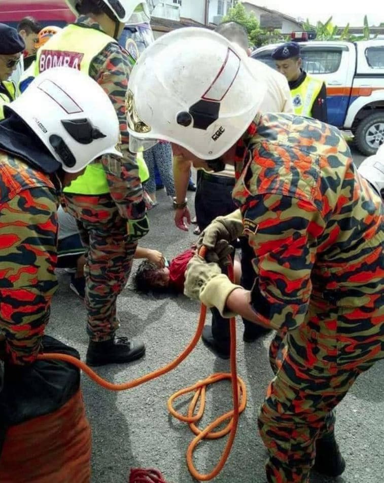 [Video] Subhanallah! Pencuri Macam Kena Gam, Melekat Dan Terkial-Kial Di Bumbung!