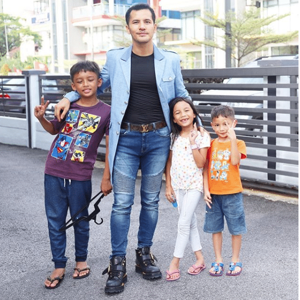 [VIDEO]”Hahaha..Adoiii..40 Kali Aku Ulang…”-Sweet! Kepulangan Dato Aliff Syukri Disambut Dengan Surprise Daripada Anak-Anak, Tapi Part Melatah Yang Curi Perhatian Netizen!