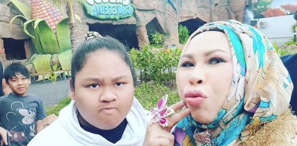 “Ini Bukan Putih Ini Kelabu La Hahaha Win”- Reaksi Cik B Tak Selesa Make Up Bikin Netizen Terhibur!