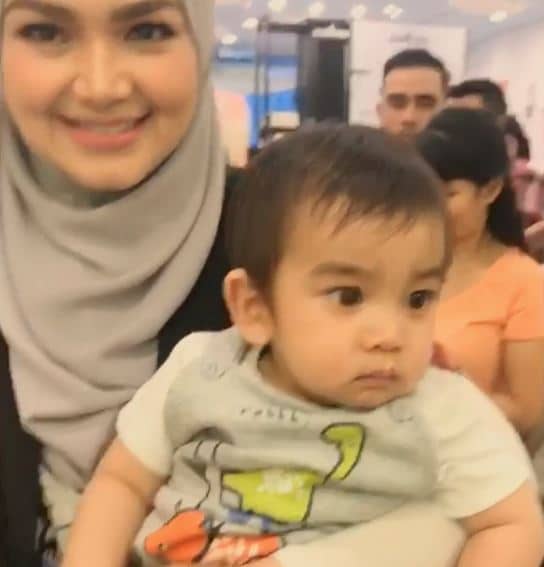 “Kerasan Betul Anaqi Dengan Mak Ct…Mummy Dia Pun Dia Wat Donoo”- Telatah Comel Aqeef Anaqi Raih Perhatian Ramai!