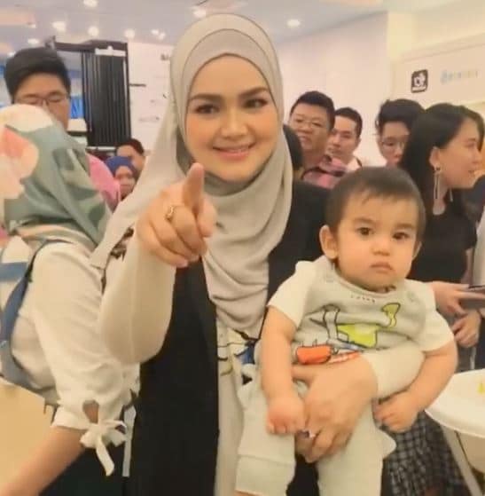 “Kerasan Betul Anaqi Dengan Mak Ct…Mummy Dia Pun Dia Wat Donoo”- Telatah Comel Aqeef Anaqi Raih Perhatian Ramai!