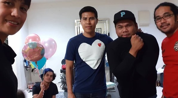 [VIDEO] “Dengan Muka ‘Toye’, Pegang Plastik Kiri Kanan..” – Kelakar Bila Ozlynn Tercengang Depan Pintu Kena Birthday Surprise!