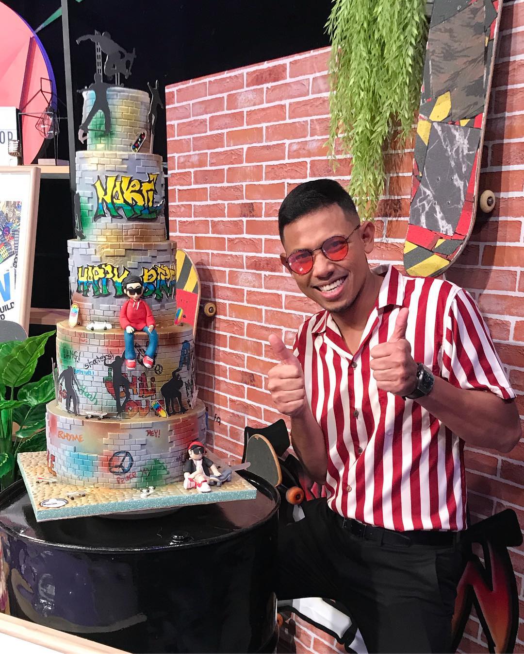 [VIDEO] Family Nabil Buat Surprise Sambut Birthday, Dapat Kek Istimewa 5 Tingkat!