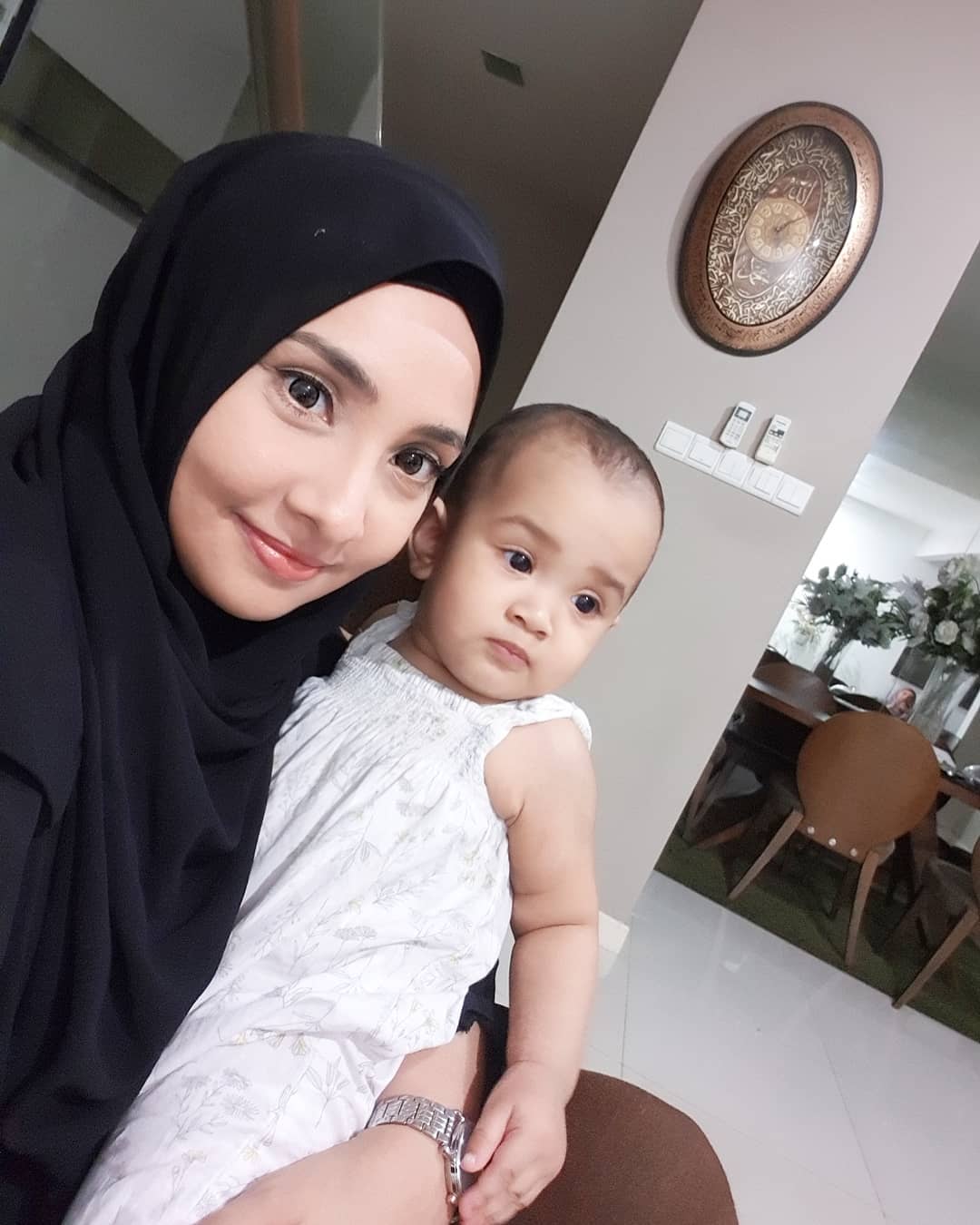 [VIDEO] Anak Lufya Omar Duduk Terkangkang Macam Nak Bersalin Atas Alat Penimbang Buat Ramai Terhibur!