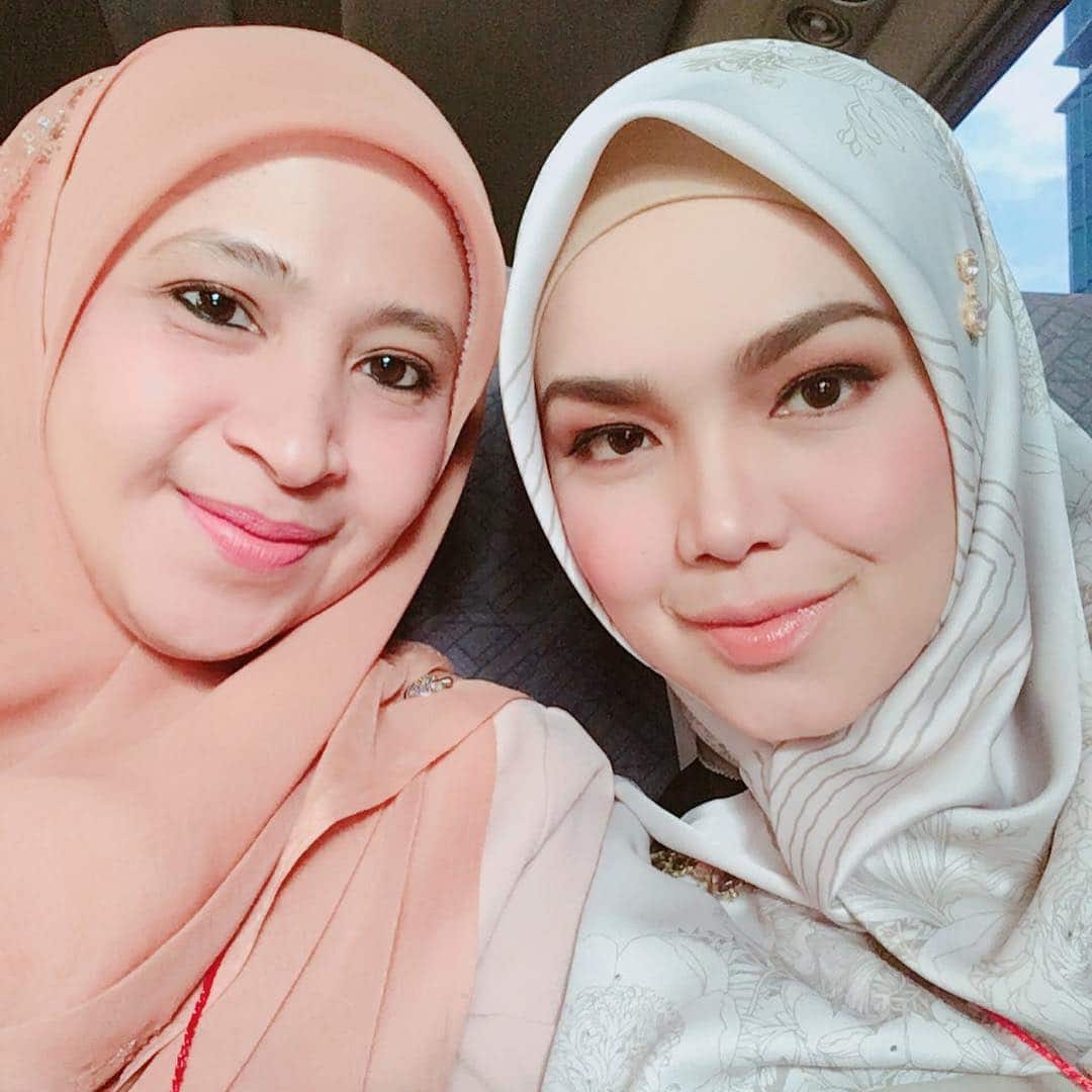 [VIDEO] “Terbaiklah Tok Ti!” – Netizen Kagum Dengan Dato’ Siti Nurhaliza, Gagah Lagi Daki 88 Anak Tangga