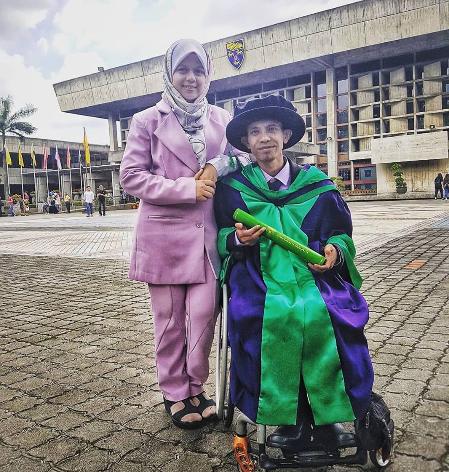 “Kalau Tidak Buat Untuk Diri Sendiri, Buatlah Untuk Anak-Anak” – Bapa Lumpuh Berjaya Genggam PhD