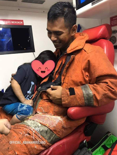 [FOTO] Serba Boleh, Adik Kecil Muntah Atas Uniform Bomba Buat Ramai Respect