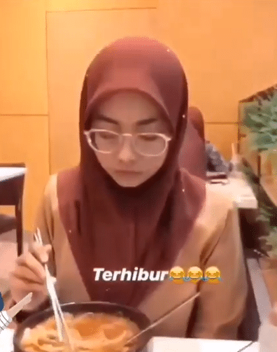 "Member Panas Je..."- Reaksi Gadis Ini Pakai Tudung 'Sama' Dengan Sekeliling Viral Jadi Bahan Lawak 2