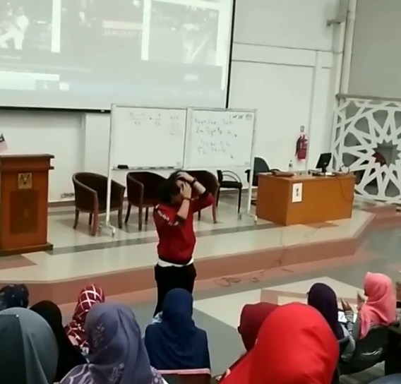 “Memang Buat Hal la…”- Cikgu Math Viral Tayang Skill ‘Backflip’ Buat Satu Dewan Bertepuk