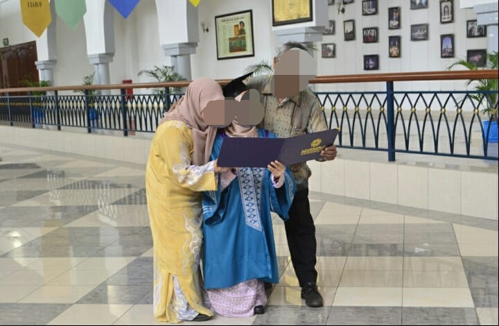 “Pakaikan Mak Ayah Jubah” – Jangan Hanyut Dengan Kawan, Lelaki Ini Bagi Pesanan Buat Para Graduan