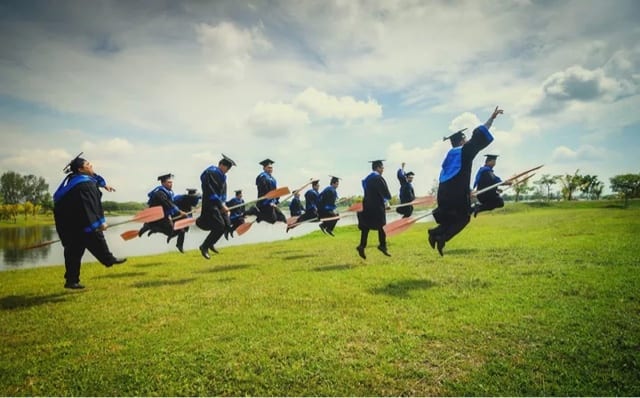 “Pakaikan Mak Ayah Jubah” – Jangan Hanyut Dengan Kawan, Lelaki Ini Bagi Pesanan Buat Para Graduan