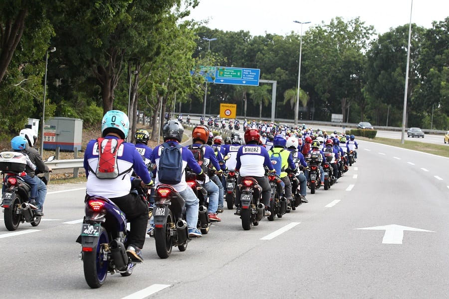 “Ingat Jalan Crack, Rupanya Dawai”- Netizen Bimbang Keselamatan Penunggang Motorsikal Terancam