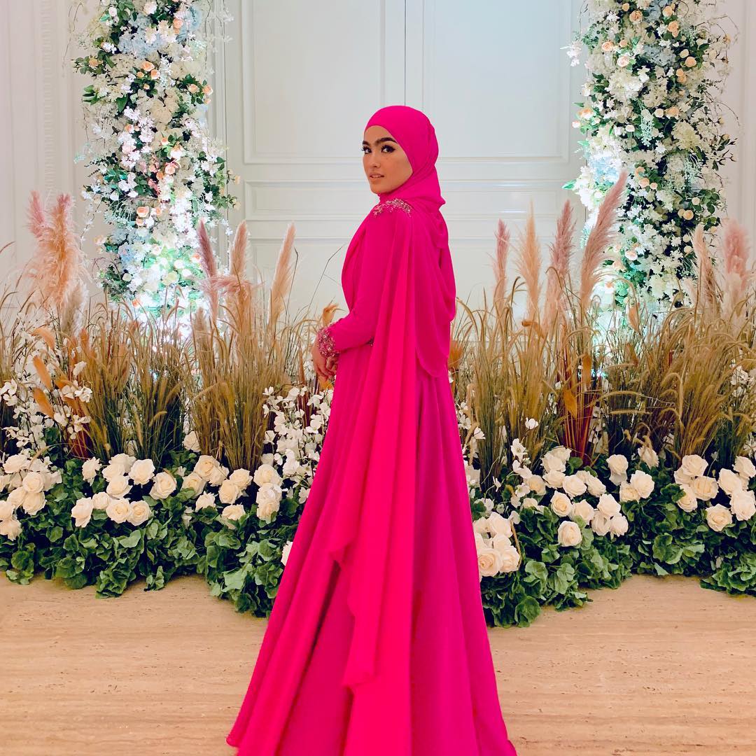 Kongsi Gambar Tunang, Netizen Tegur Elfira Loy Jangan Terlalu Menunjuk Sebab…