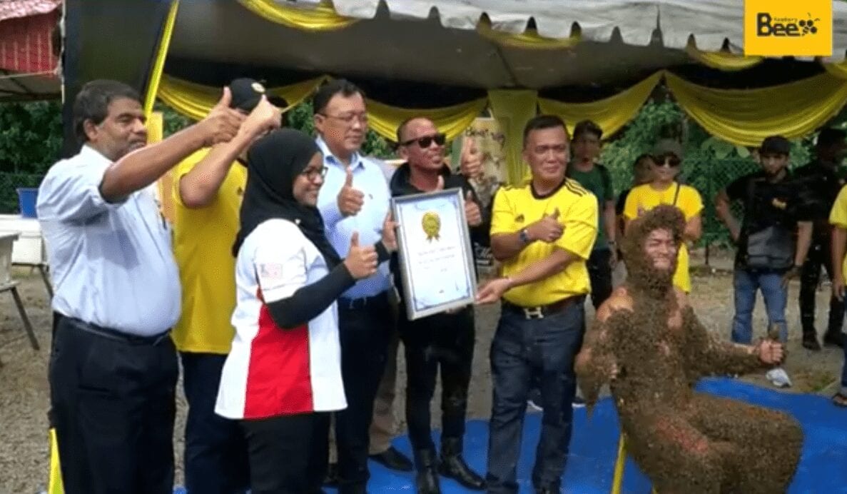 Duduk Bersama 100,000 Lebah Di Badan, Shuib Sepahtu Sah Jadi ‘Bee-Man’ Malaysia