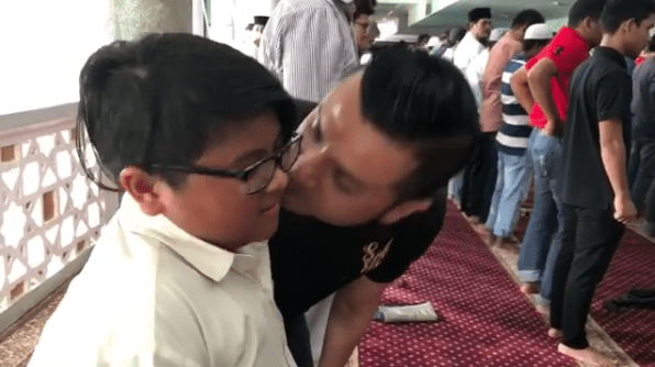 Dato’ Fazley & Anak Jadi Tumpuan Di Masjid, Dah 10 Tahun Tapi Layan Macam…