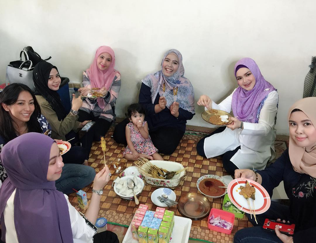 “Sempoi Makan Bersila”- Bagi Kejutan Pada Peminat, Ramai Puji Datuk Siti Humble