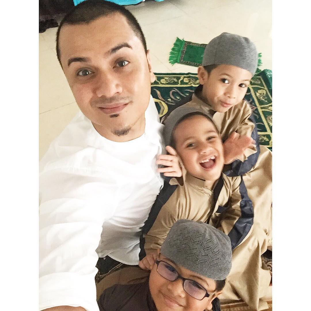 Dato' Fazley & Anak Jadi Tumpuan Di Masjid, Dah 10 Tahun ...