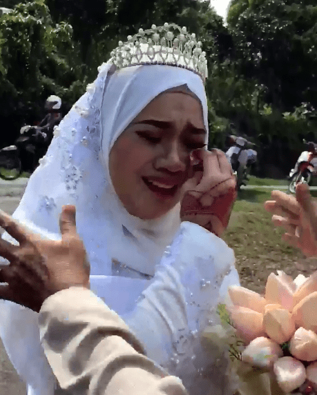 Tak Pernah Berjauhan Selama 26 Tahun, Pengantin Hampir Tinggalkan Majlis Kahwin