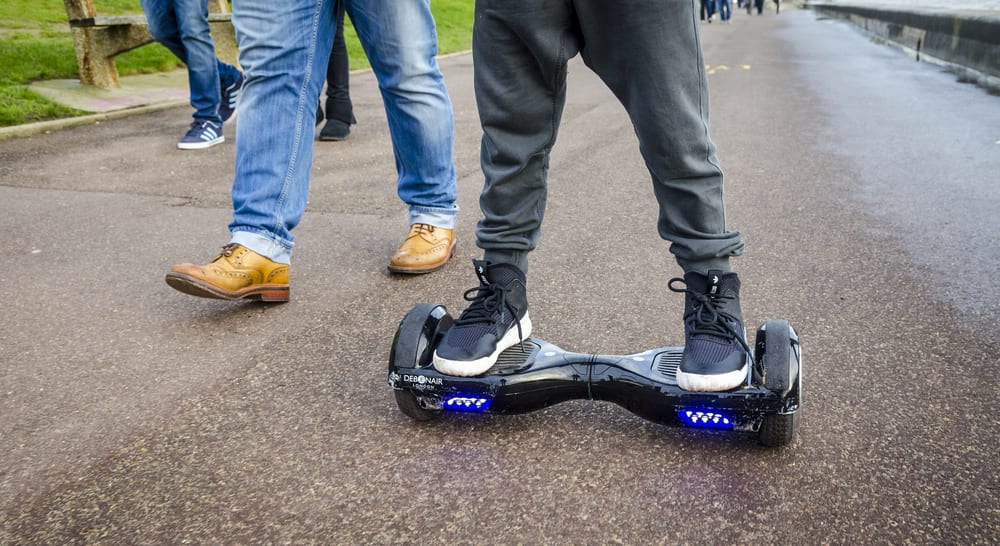 [VIDEO] “Gempak Terok!” – Tarian 2 Beradik Atas Hoverboard Curi Perhatian Ramai