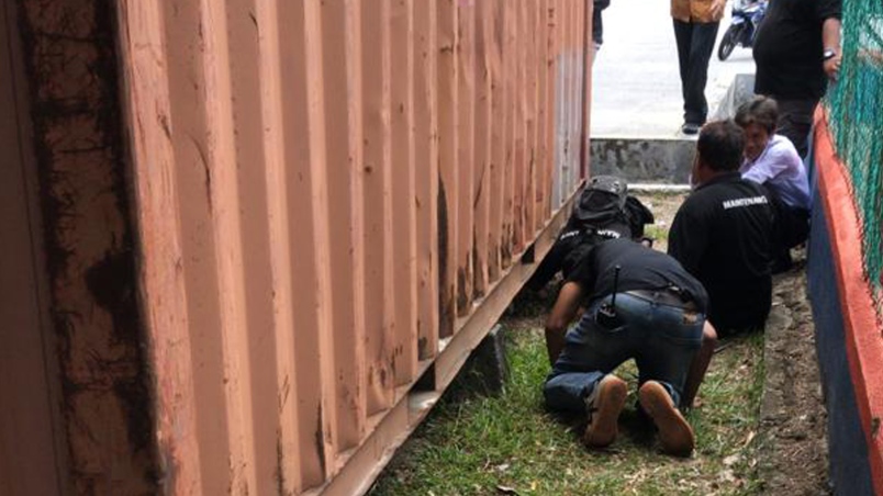 Stress Gaduh Dengan Awek, Lelaki Ini Nekad Sembunyi Bawah Kontena! Rupanya…