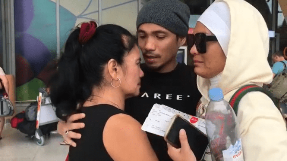 [VIDEO] Pulang Semula Ke Malaysia, Perpisahan Mark Adam & Ibu Buat Ramai Sebak