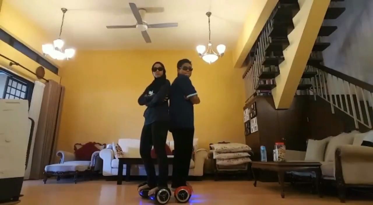 [VIDEO] “Gempak Terok!” – Tarian 2 Beradik Atas Hoverboard Curi Perhatian Ramai