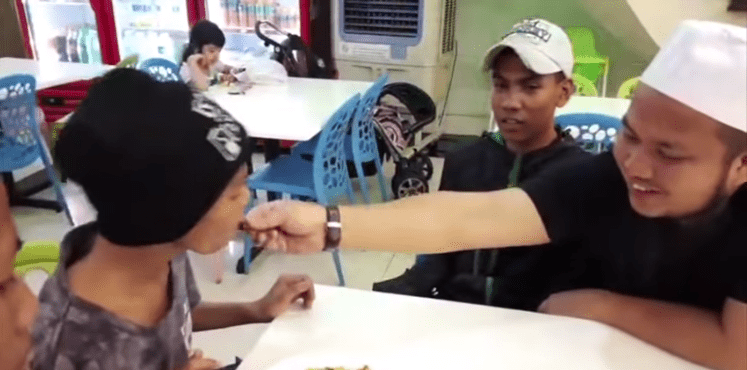 [VIDEO] Tak Kisah Suap Anak-Anak Jalanan Makan, Ust Ebit Lew Buat Ramai Terharu 5