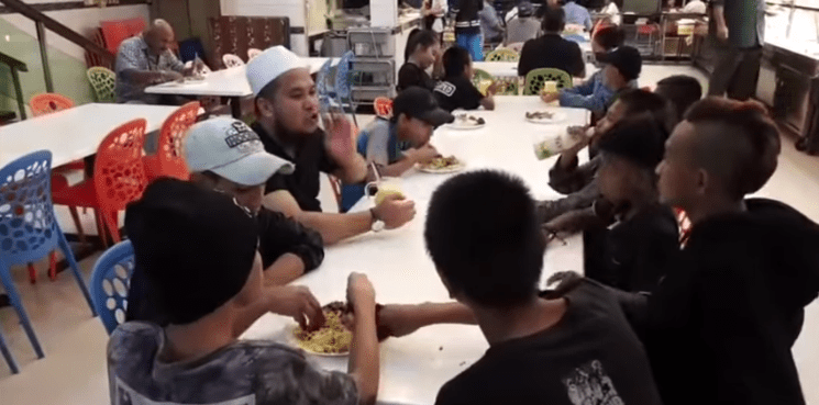 [VIDEO] Tak Kisah Suap Anak-Anak Jalanan Makan, Ust Ebit Lew Buat Ramai Terharu 18