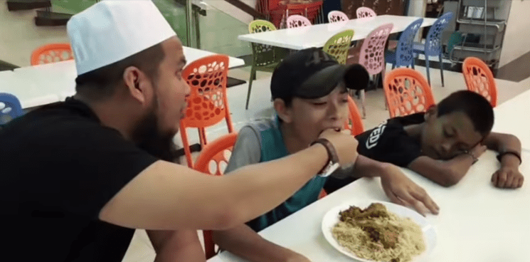 [VIDEO] Tak Kisah Suap Anak-Anak Jalanan Makan, Ust Ebit Lew Buat Ramai Terharu 6