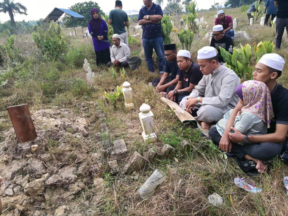 Hari Ni Genap Seminggu Pemergian Kamu, Terdetik Hati Ni Nak Lipat Khemah Kamu..