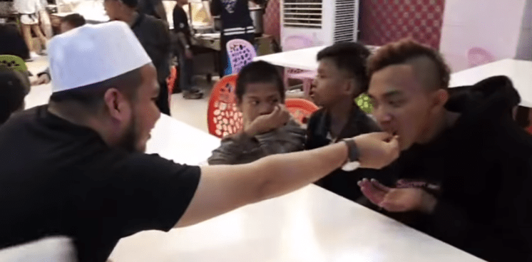 [VIDEO] Tak Kisah Suap Anak-Anak Jalanan Makan, Ust Ebit Lew Buat Ramai Terharu 7