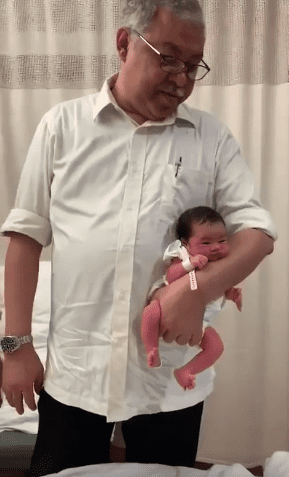 Video Kita Pulak Seriau Cara Doktor Ini Dukung Baby Buat Ramai Takut Kisah Dunia