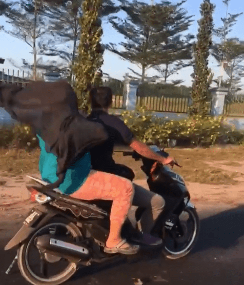 [VIDEO] “Risaunya Tengok” – Gelagat Achey & Isteri Naik Motor Ditegur Netizen 6