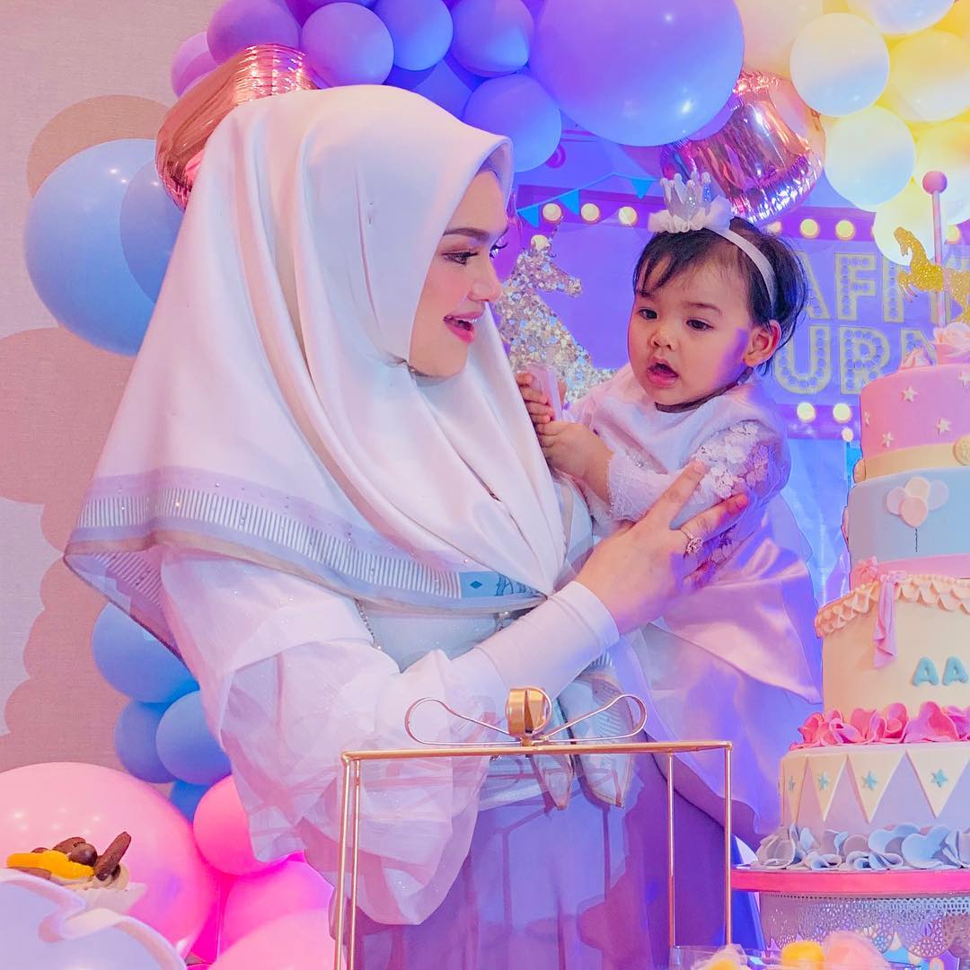 [VIDEO] Umpan Anak Guna ‘Tek’, Dato Siti Nurhaliza Pun Naik Geram Dengan Jihan!