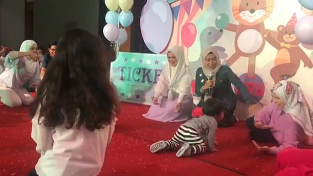 [VIDEO] Umpan Anak Guna ‘Tek’, Dato Siti Nurhaliza Pun Naik Geram Dengan Jihan!