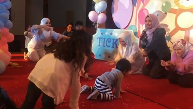 [VIDEO] Umpan Anak Guna ‘Tek’, Dato Siti Nurhaliza Pun Naik Geram Dengan Jihan!