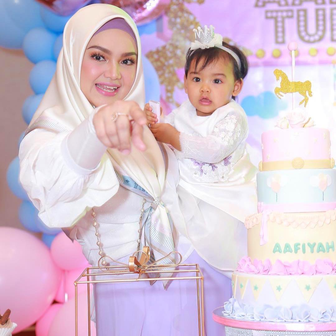 [VIDEO] Umpan Anak Guna ‘Tek’, Dato Siti Nurhaliza Pun Naik Geram Dengan Jihan!