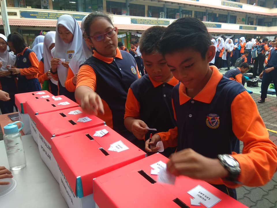 [FOTO] Adakan PRK Di Sekolah Sempena Hari Guru, Para Pelajar Ini Curi Tumpuan