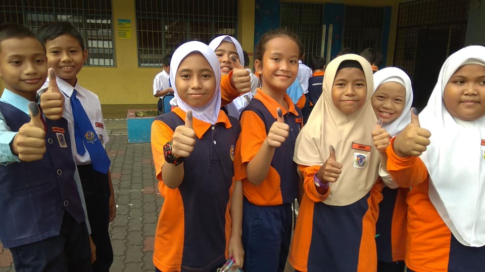 [FOTO] Adakan PRK Di Sekolah Sempena Hari Guru, Para Pelajar Ini Curi Tumpuan