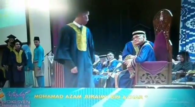 [VIDEO] Lawak! Pro Canselor Pun Hairan Tengok Graduan Ini Lupa Ambil Skrol