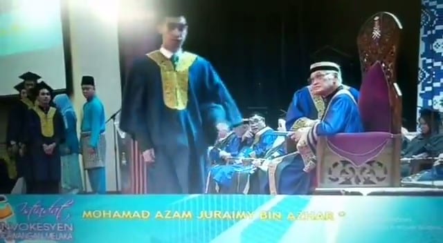 [VIDEO] Lawak! Pro Canselor Pun Hairan Tengok Graduan Ini Lupa Ambil Skrol