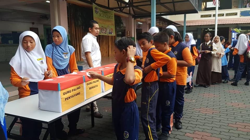 [FOTO] Adakan PRK Di Sekolah Sempena Hari Guru, Para Pelajar Ini Curi Tumpuan