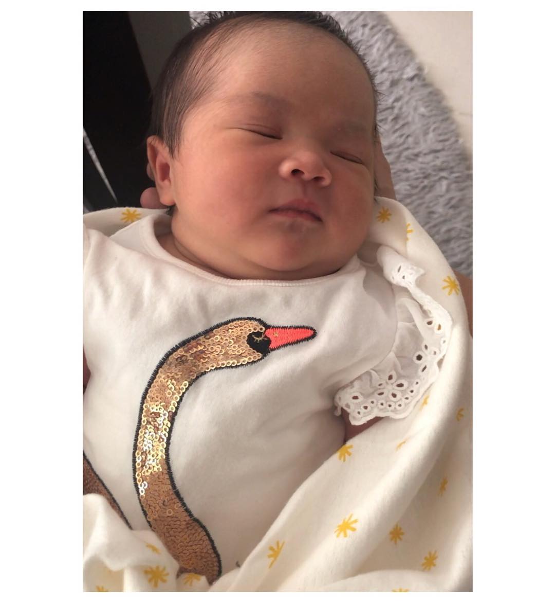 [FOTO] Shakilla Khoriri Dedah Wajah Anak Lepas Genap Sebulan, Comel!