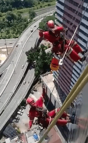 “Bila Bosan Kerja..”- Selamba Main TikTok, Hiburan Pencuci Bangunan Bikin Seram