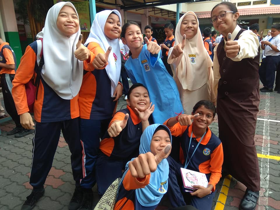 [FOTO] Adakan PRK Di Sekolah Sempena Hari Guru, Para Pelajar Ini Curi Tumpuan