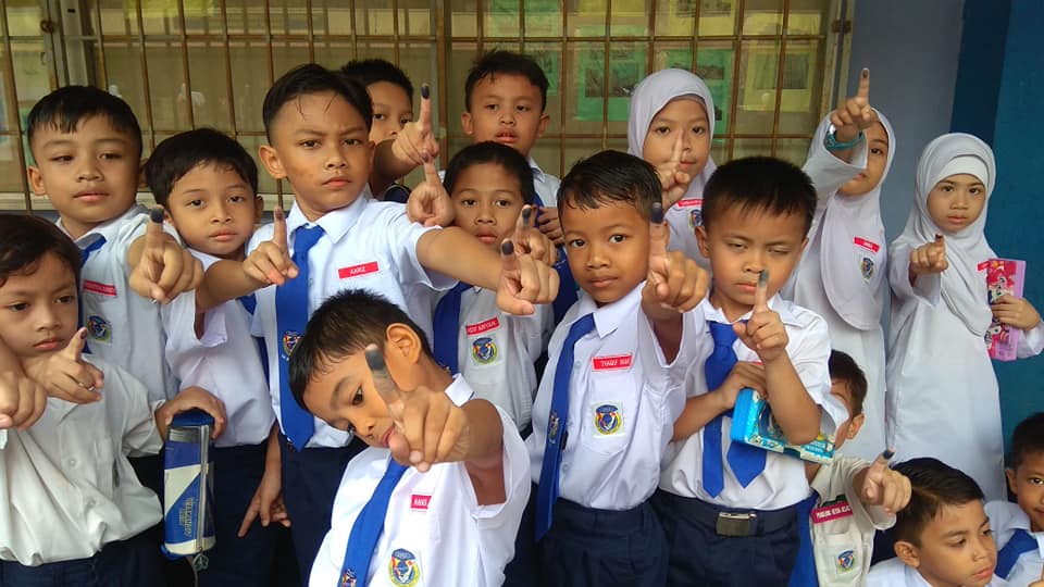 [FOTO] Adakan PRK Di Sekolah Sempena Hari Guru, Para Pelajar Ini Curi Tumpuan